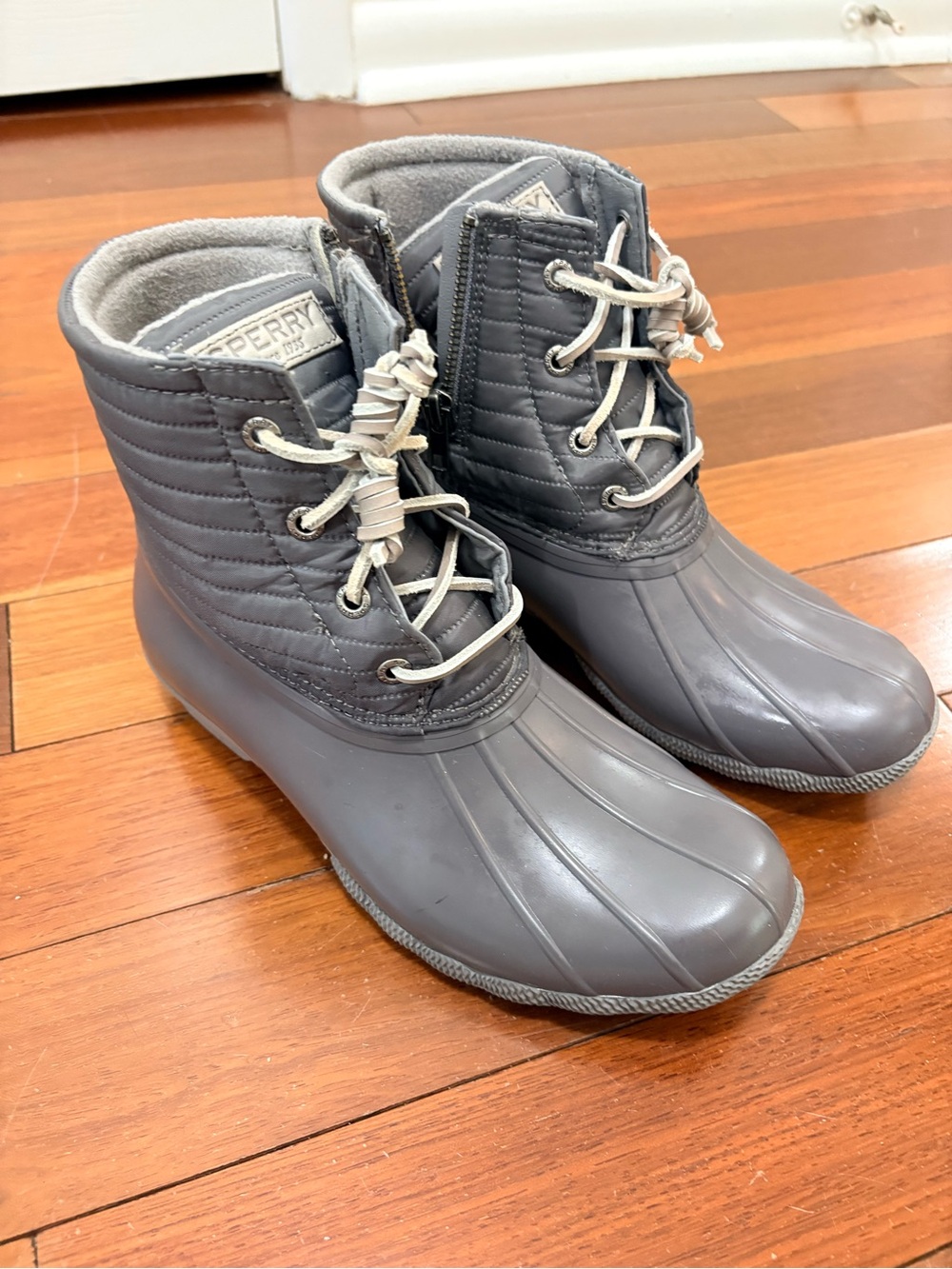Sperry Saltwater Gray Quilted Lace-Up Duck Boots 7.5 STS86711 no insole